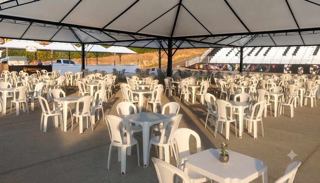 Festa montada pela WRC com mesas, forrações e cadeiras